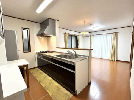 �L�b�`�� ��̊��̂���LDK�ł́A���Ƒ��Ƃ̉�b���y���݂Ȃ��炨���������邱�Ƃ��ł��܂��􁦕������n�ʐ^����ɍ쐬����AI�摜�ł��B