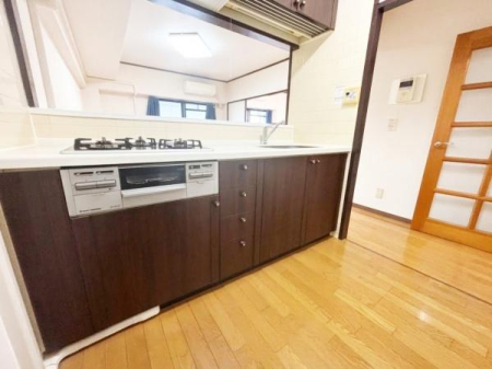 �L�b�`�� ��̊��̂���LDK�ł́A���Ƒ��Ƃ̉�b���y���݂Ȃ��炨���������邱�Ƃ��ł��܂��I