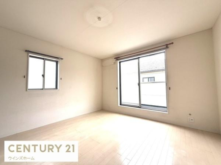 �m�� 8���̗m���̓x�b�h�������Ă��]�T�̂���L���ł��B��Ƃ�̂���N���[�[�b�g�����������[�ɍ���܂���I�쑤�o���R�j�[�ɖʂ��A�z������ǍD�ł��I