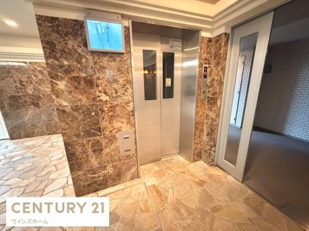 ���̑����p�� �G���x�[�^�[�t���ňړ����y�X�B�G���x�[�^�[���̗l�q���m�F�ł��郂�j�^�[�t���ň��S�I