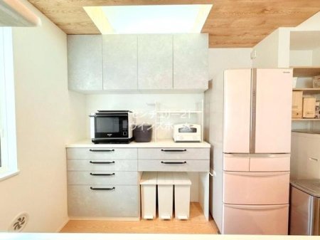 �L�b�`�� �L�b�`���X�y�[�X�͉�����V��ɂ��A�����ɖؖڒ��̃N���X�ƃ_�E�����C�g��ݒu�����X�^�C���b�V���ȋ�ԁB�㕔�ɂ͓V��������̂Ŏ��R���𑽂�������邱�Ƃ��ł��A�������ƃf�U�C�������v���X���Ă��܂��I