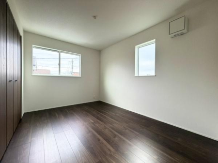 �m�� ��ʍ̌��Ŗ��邭�J���I�B���[������A����������������ƕۂĂ���K�ȃv���C�x�[�g��Ԃł��B