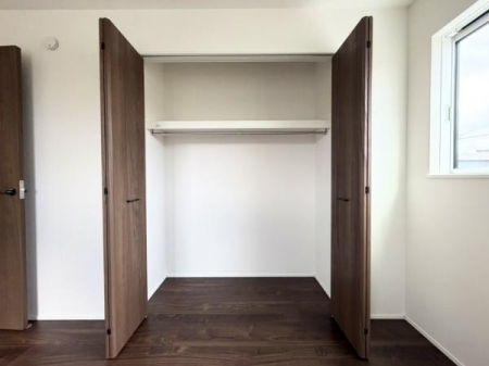 ���[ �N���[�[�b�g���S���ݒu����Ă��܂��I�ו���u���ꏊ���m�ۂ����̂ł������̐������ڂ����₷���Ȃ�A���K�ȋ�Ԃ����肠���܂��I
