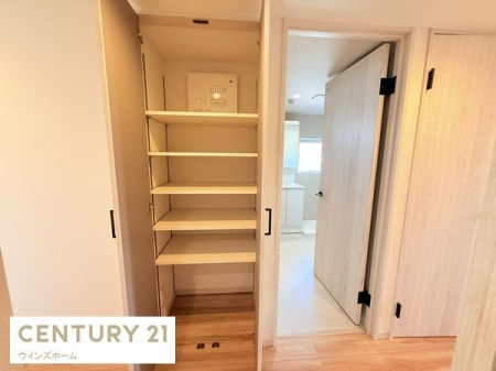 ���[ �L���ɂ͎��[��ݒu���Ă���܂��B���p�i�̃X�g�b�N���������Ղ���[�ł��܂��B