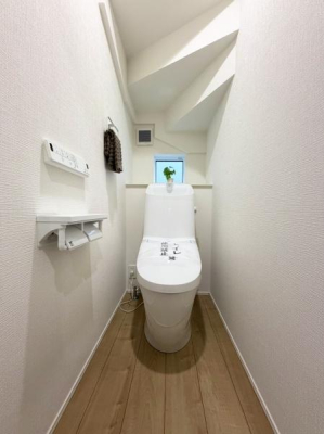 �g�C�� �g�C���͂P�E2�K�ɐݒu����Ă���A�������֍��t���̐����ȃg�C���B