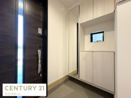 ���� �C������������[�ł���V���[�Y�{�b�N�X�ɉ����A�����⌮��u����X�y�[�X������A���o�����O��̓�����X���[�Y�ł��B�p���������I