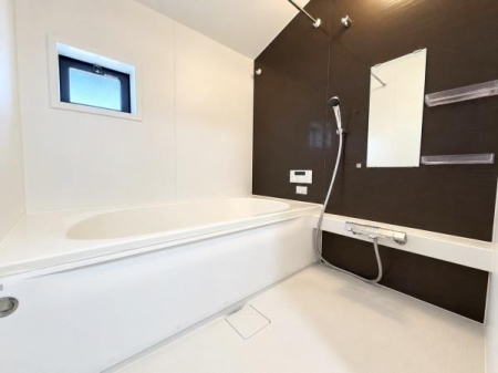 ���� �����C�͈���̔���������났�̏ꏊ�ł��B��؃^�C�v�̗����ŉ��K�ȃo�X�^�C�������y���݂��������I�g�[�����@�t���Ȃ̂ŉJ�̓��͈ߗފ������Ƃ��Ă��劈��I��AI���H�Ő��ʗp��������Ă��܂�